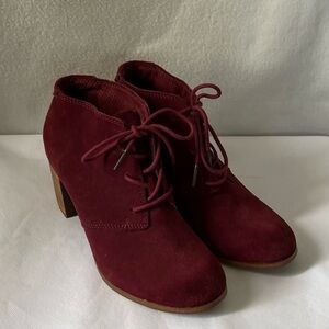 TOMS Size 7 Burgundy Suede Lace Up Booties
